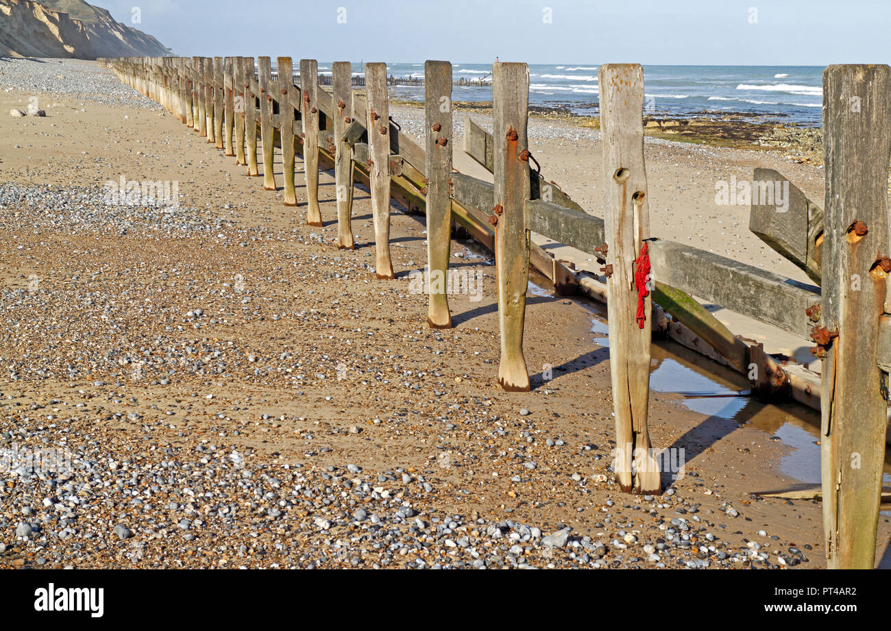 Deterioramento ed erodendo le difese di mare sulla Costa North Norfolk a West Runton, Norfolk, Inghilterra, Regno Unito, Europa. Foto Stock