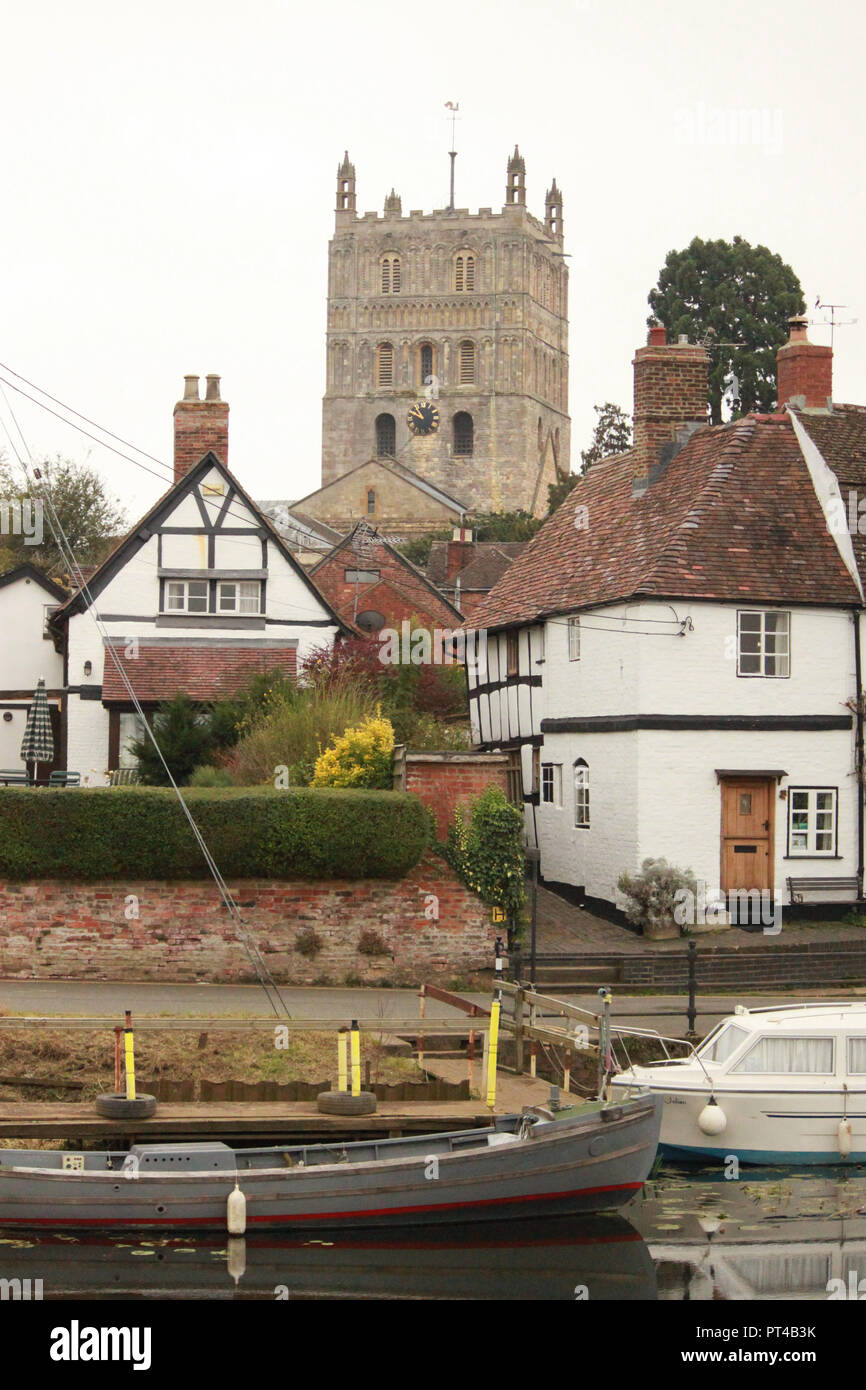 Abbazia Tewkesbuy dietro tudor case dal fiume Severn Foto Stock