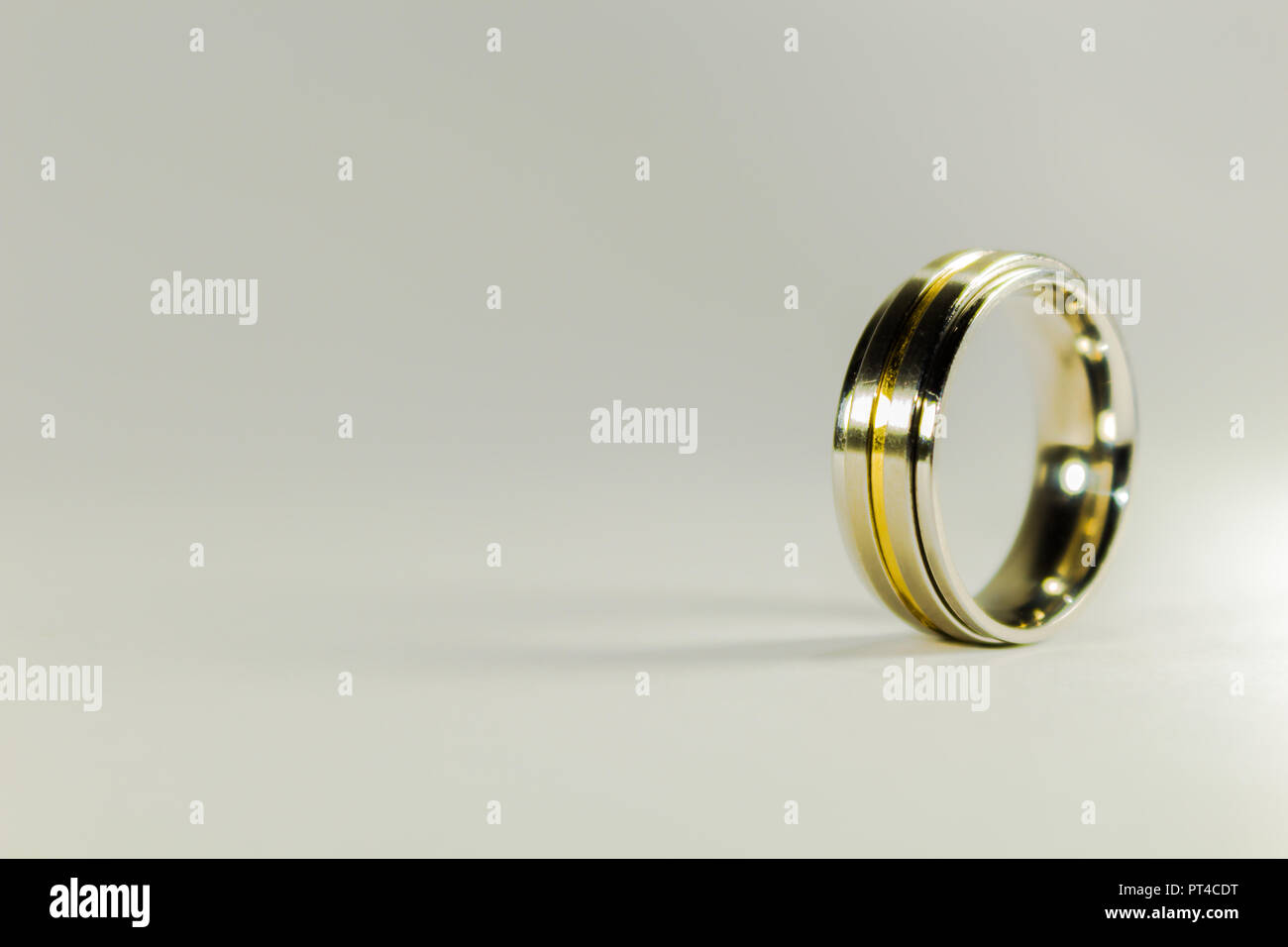 Bellissimo anello di fidanzamento, fatta di metallo, su sfondo bianco. Foto Stock