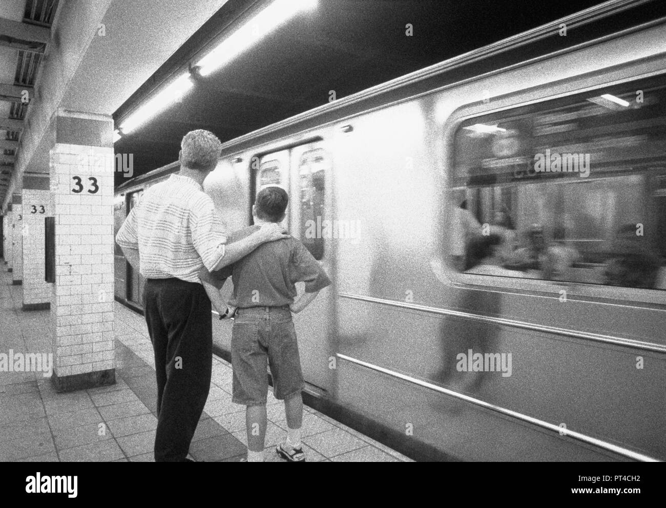 Padre e figlio di attendere per la metropolitana di New York City, Stati Uniti d'America Foto Stock