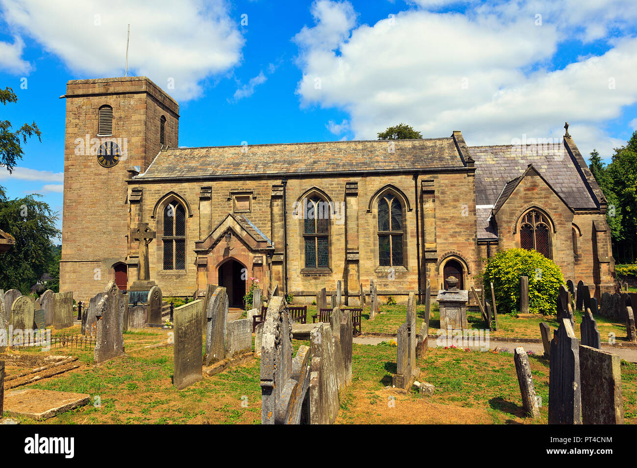 Chiesa parrocchiale di San Giovanni Battista nel villaggio di Winster DERBYSHIRE REGNO UNITO Foto Stock