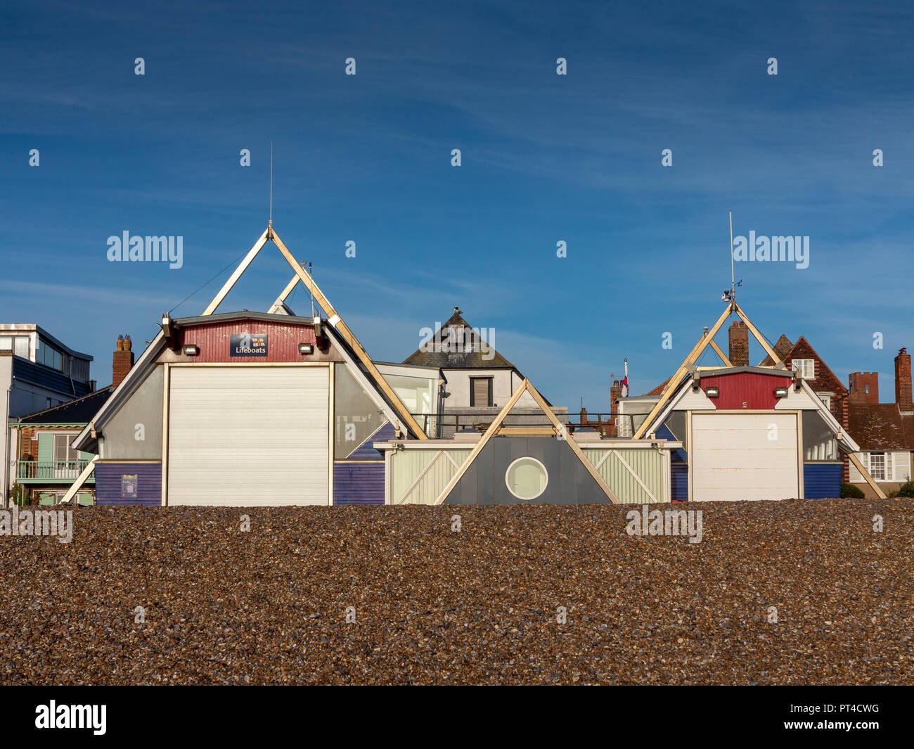 Testa sul colpo di Aldeburgh scialuppa di salvataggio Station presa dal lato della spiaggia Foto Stock