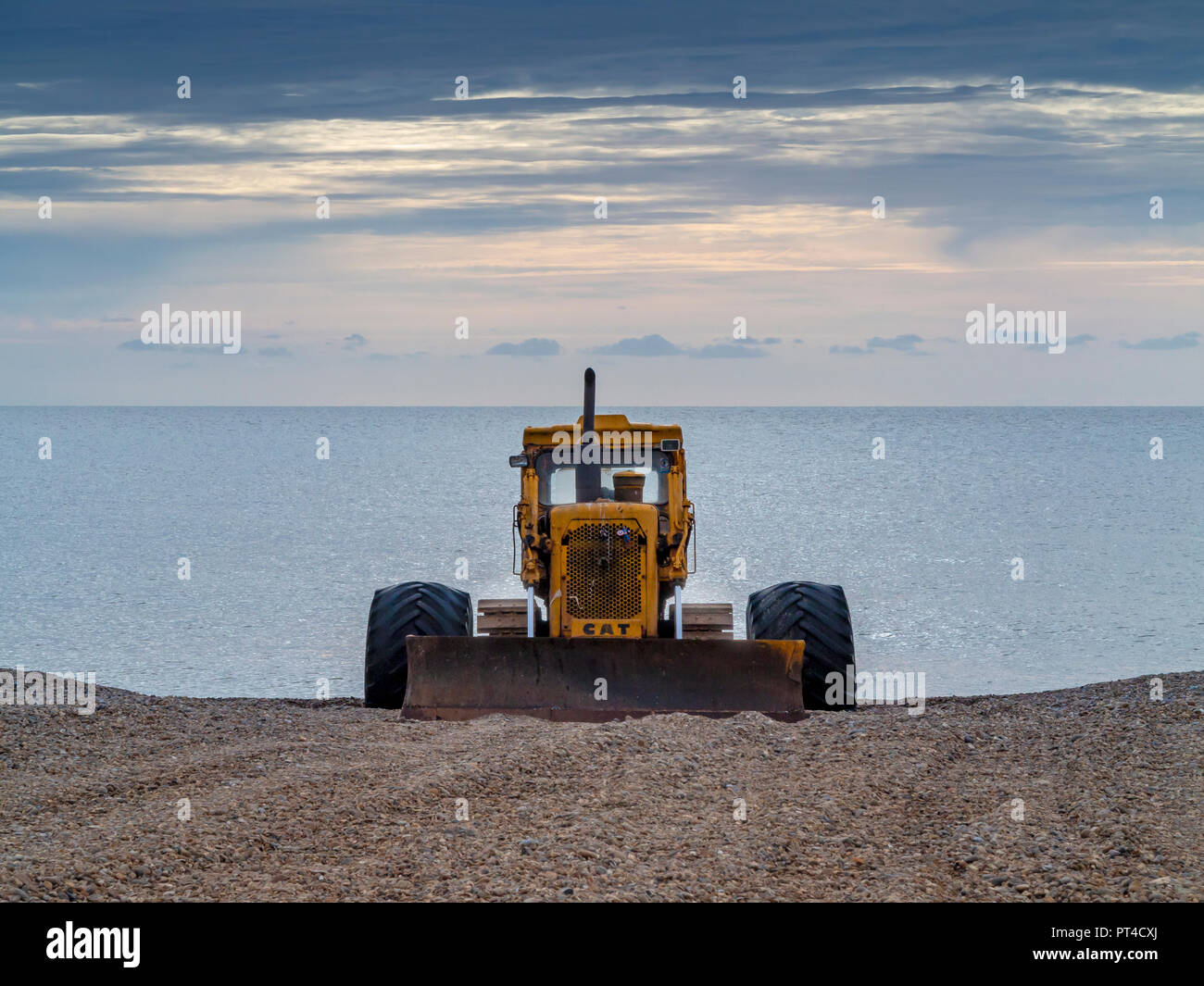 Bulldozer usati come mobili barca da pesca launcher e spiaggia di ghiaia il raschiatore sulla spiaggia di Aldeburgh Suffolk in Inghilterra Foto Stock