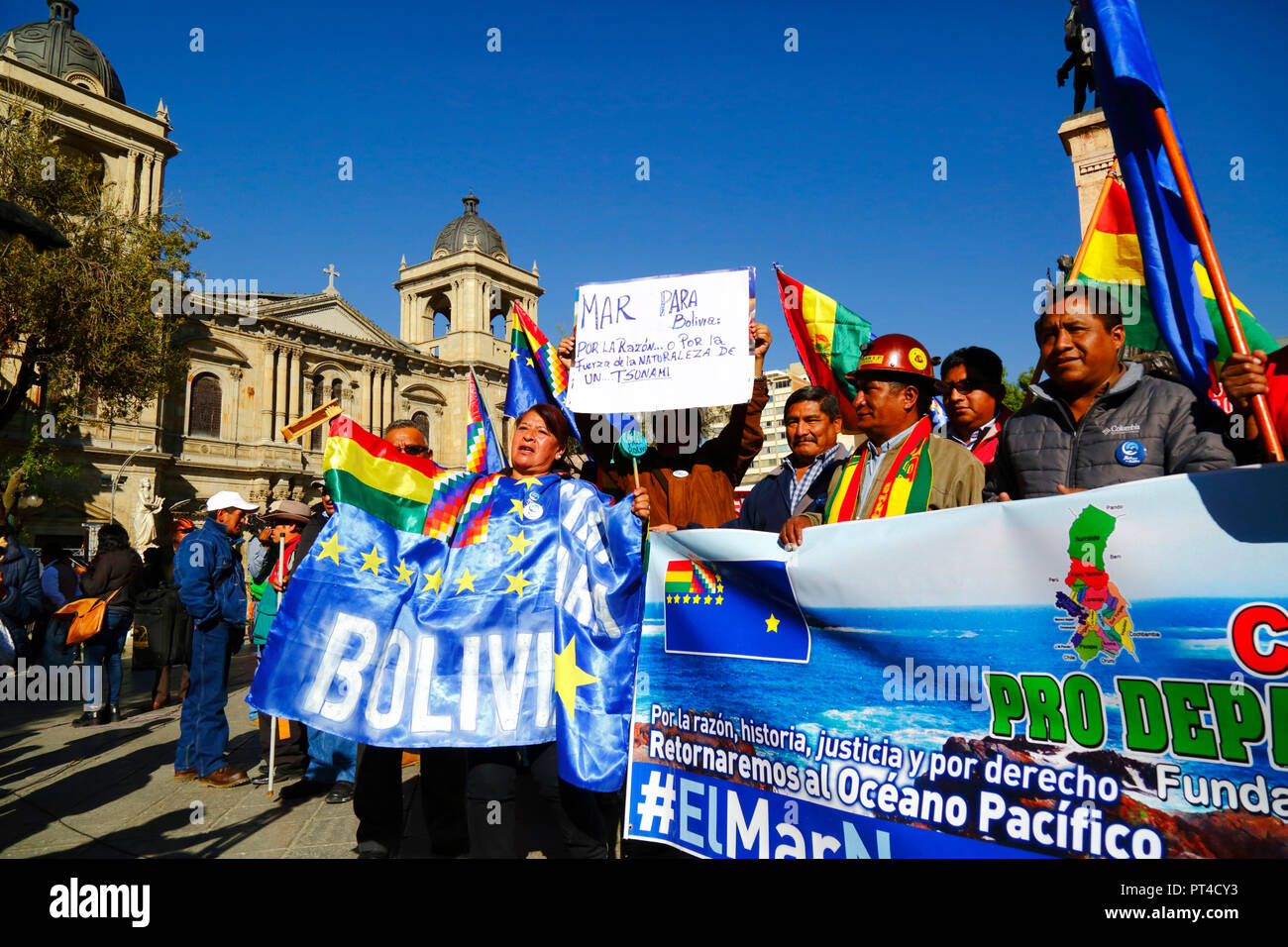 Persone in Plaza Murillo prima della lettura della sentenza per la Bolivia v Cile caso dinanzi alla Corte internazionale di giustizia dell' Aia, La Paz, boli Foto Stock