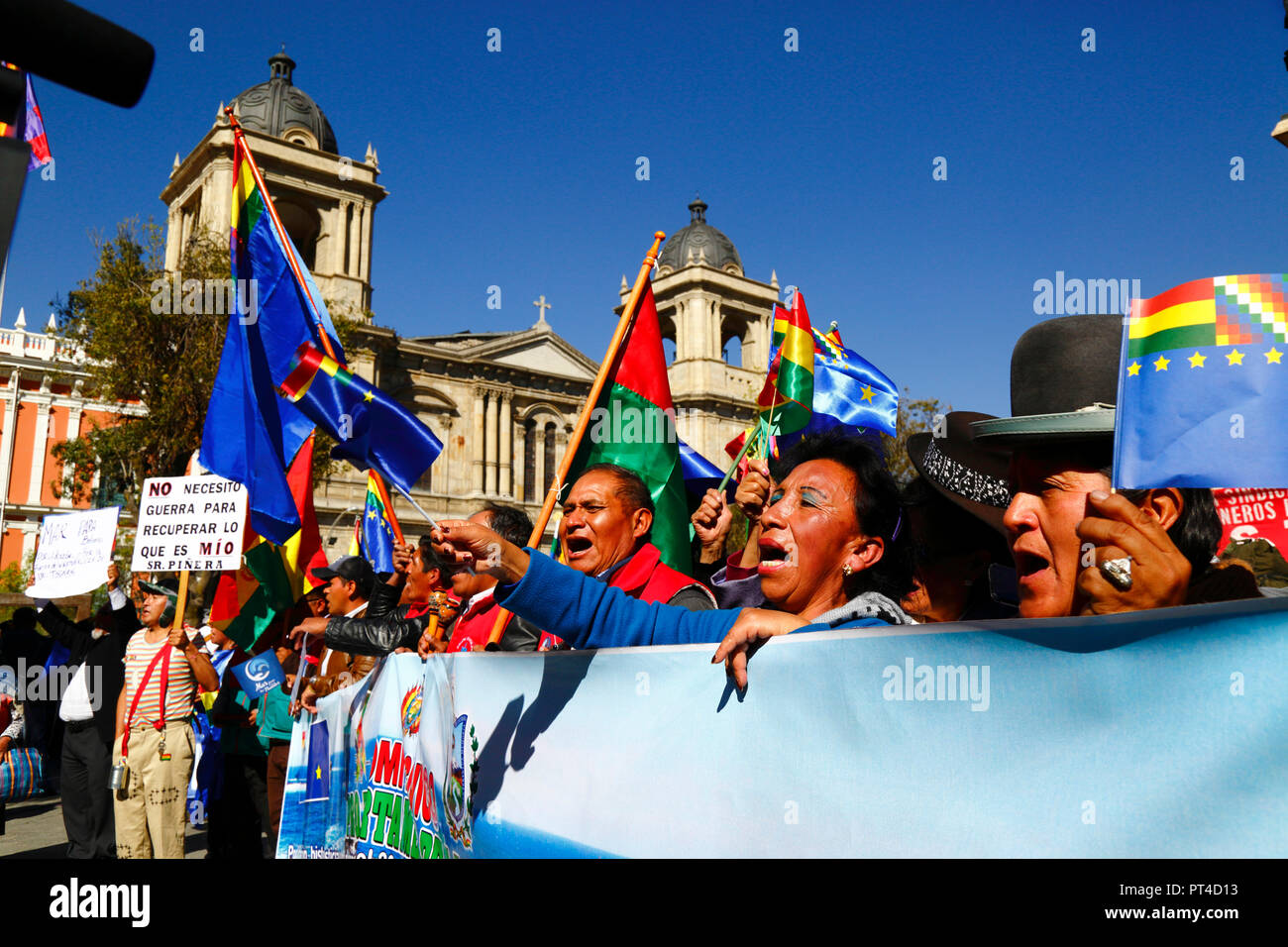 Persone in Plaza Murillo prima della lettura della sentenza per la Bolivia v Cile caso dinanzi alla Corte internazionale di giustizia dell' Aia, La Paz, boli Foto Stock