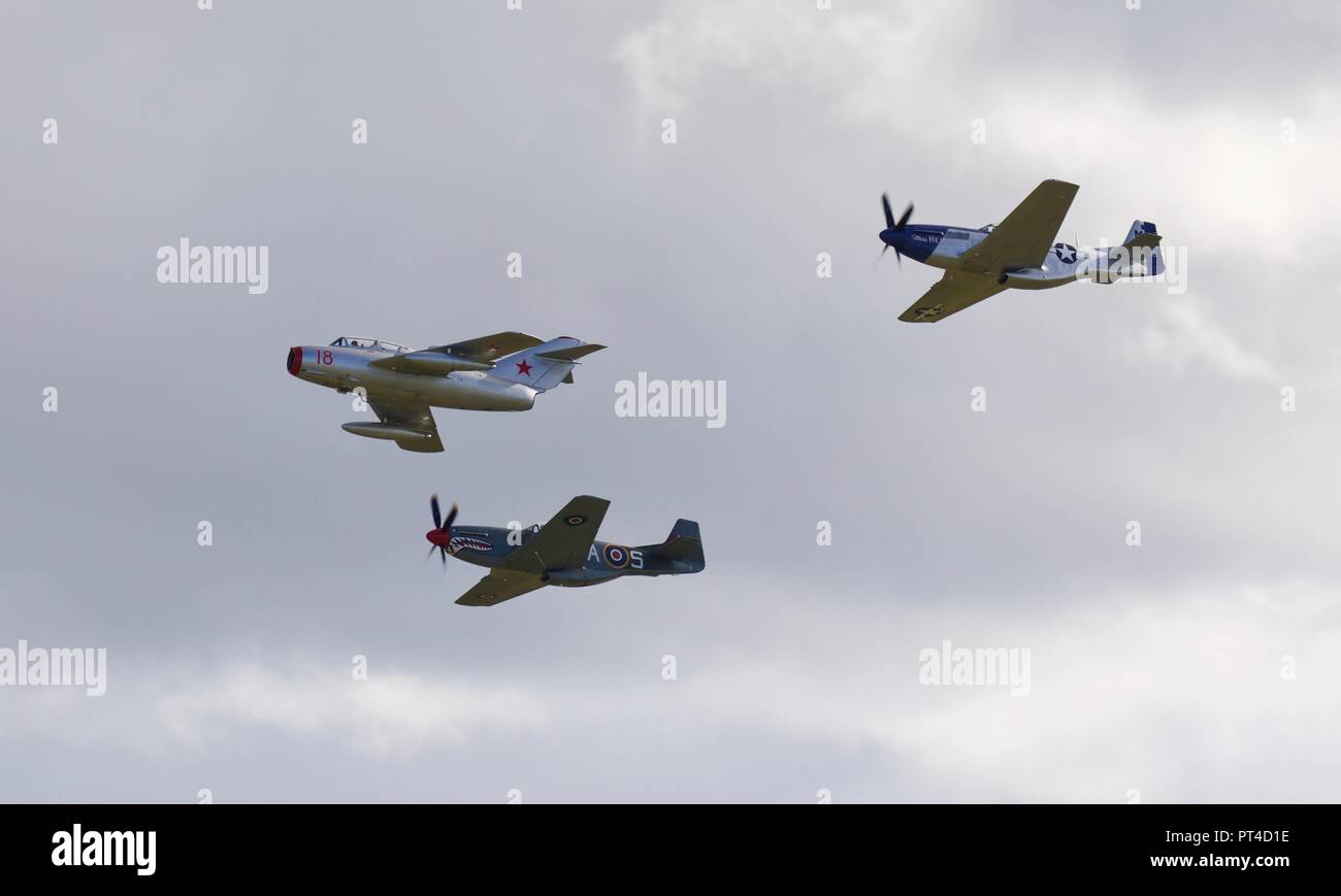 Mikoyan-Gurevich MiG-15UTI volare in formazione con 2 North American P-51D Mustangs all'IWM Duxford battaglia della Gran Bretagna su airshow il 23/9/18 Foto Stock