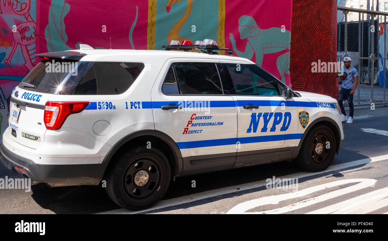 Una polizia di NYPD pattuglia auto parcheggiata su un molto soleggiato Giornata per le strade di New York Foto Stock