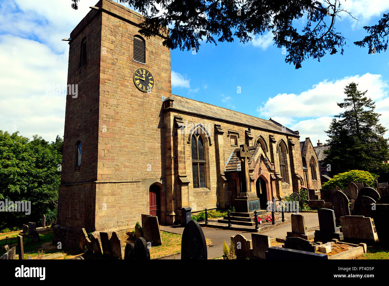 Chiesa parrocchiale di San Giovanni Battista nel villaggio di Winster Derbyshire Foto Stock