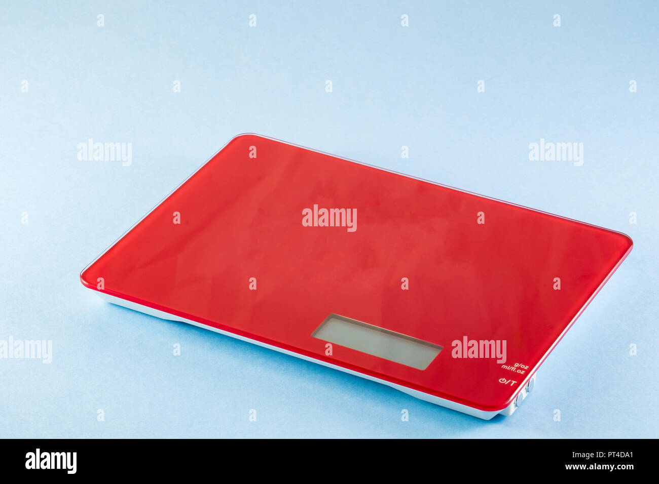 Rosso elettronico digitale bilancia da cucina isolato su sfondo blu Foto Stock