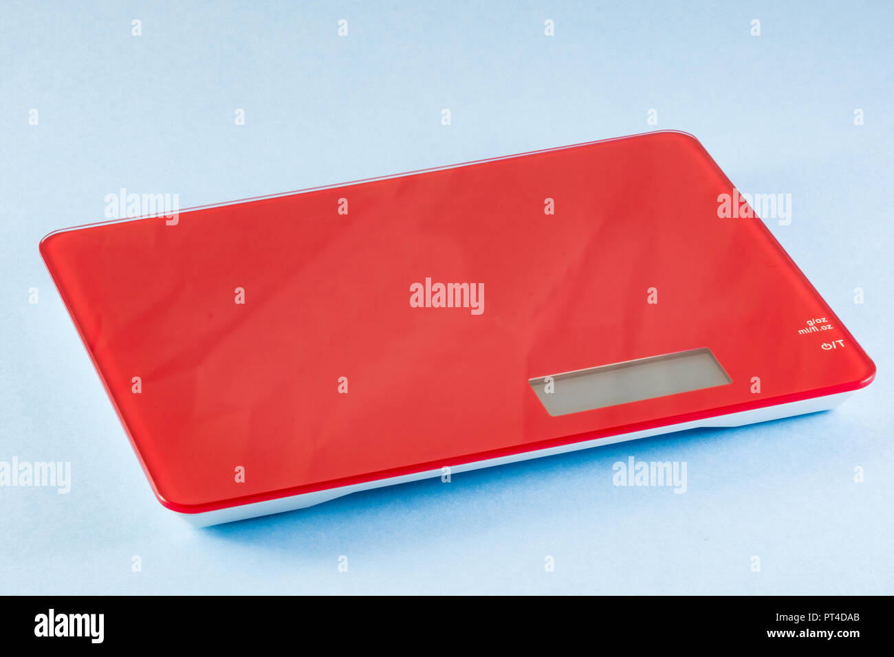 Rosso elettronico digitale bilancia da cucina isolato su sfondo blu Foto Stock