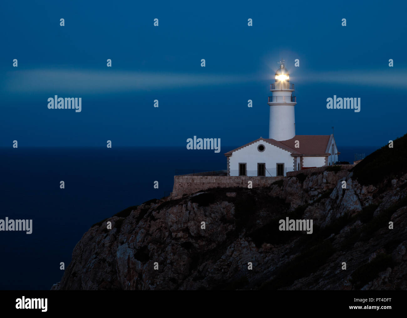 Leuchtturm von Capdepera in Cala Ratjada, Maiorca, Balearen, Spanien, Europa bei Nacht mit Leuchtstrahlen Foto Stock
