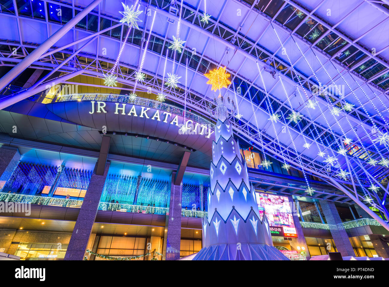 UKUOKA, Giappone - 5 dicembre 2015: folle presso la Stazione di Hakata durante la stagione delle vacanze. Foto Stock