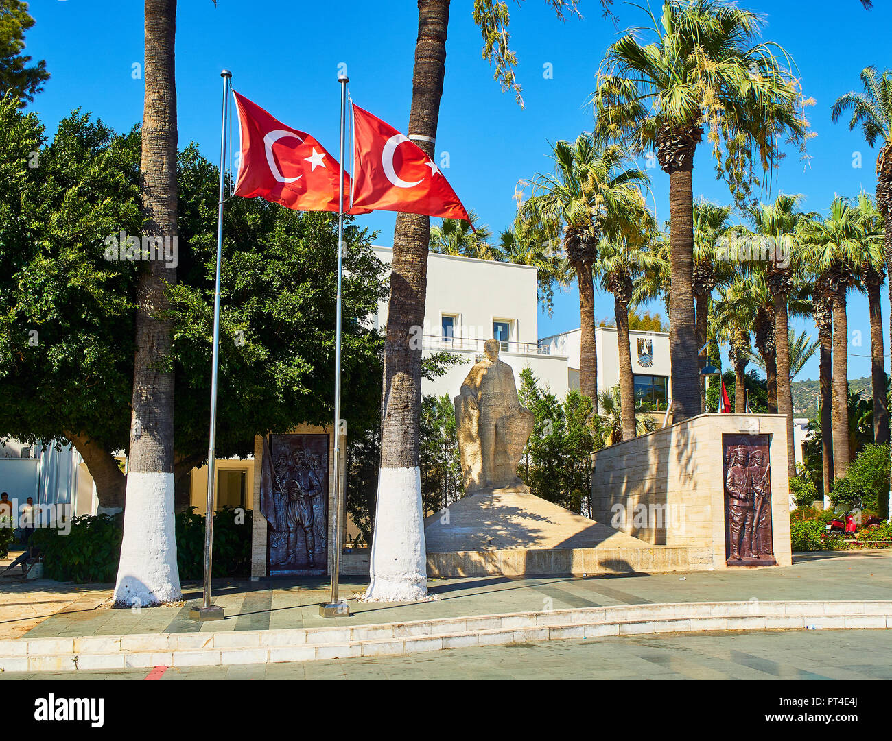 Bodrum, Turchia - Luglio 6, 2018. Indipendenza monumento con la statua di Mustafa Kemal Ataturk e soldati ottomano. Il centro di Bodrum. Provincia di Mugla, Foto Stock