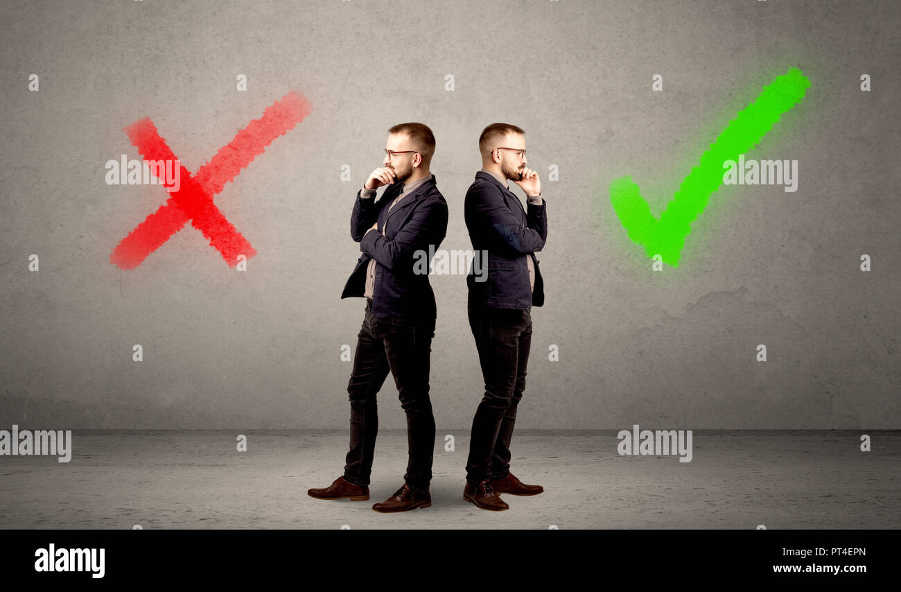 Giovane imprenditore in conflitto scegliendo tra una destra e una direzione errata Foto Stock