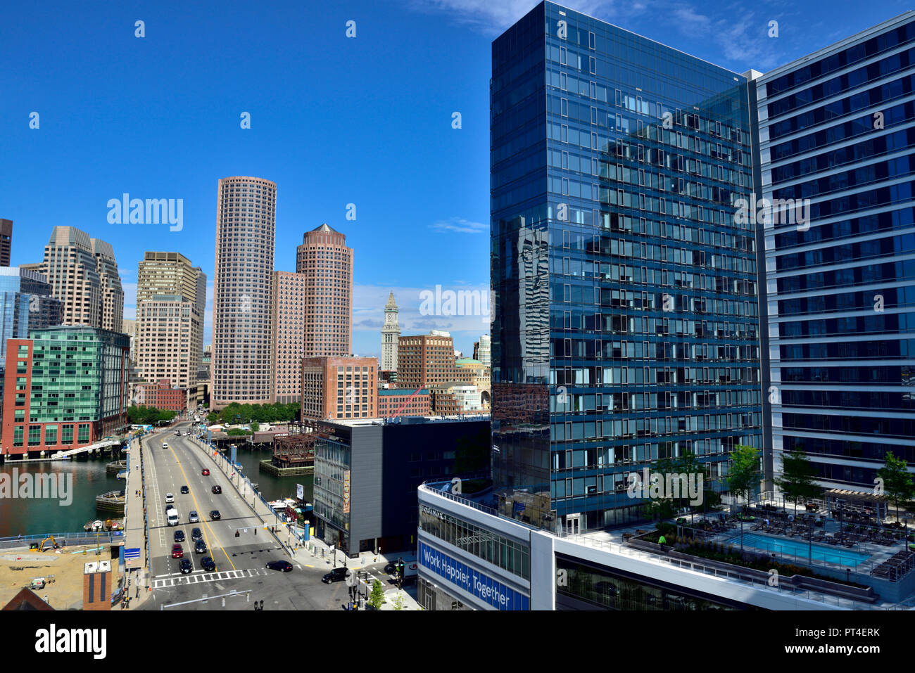 Downtown skyline di Boston. Il Seaport Blvd che conduce al quartiere commerciale. Foto Stock