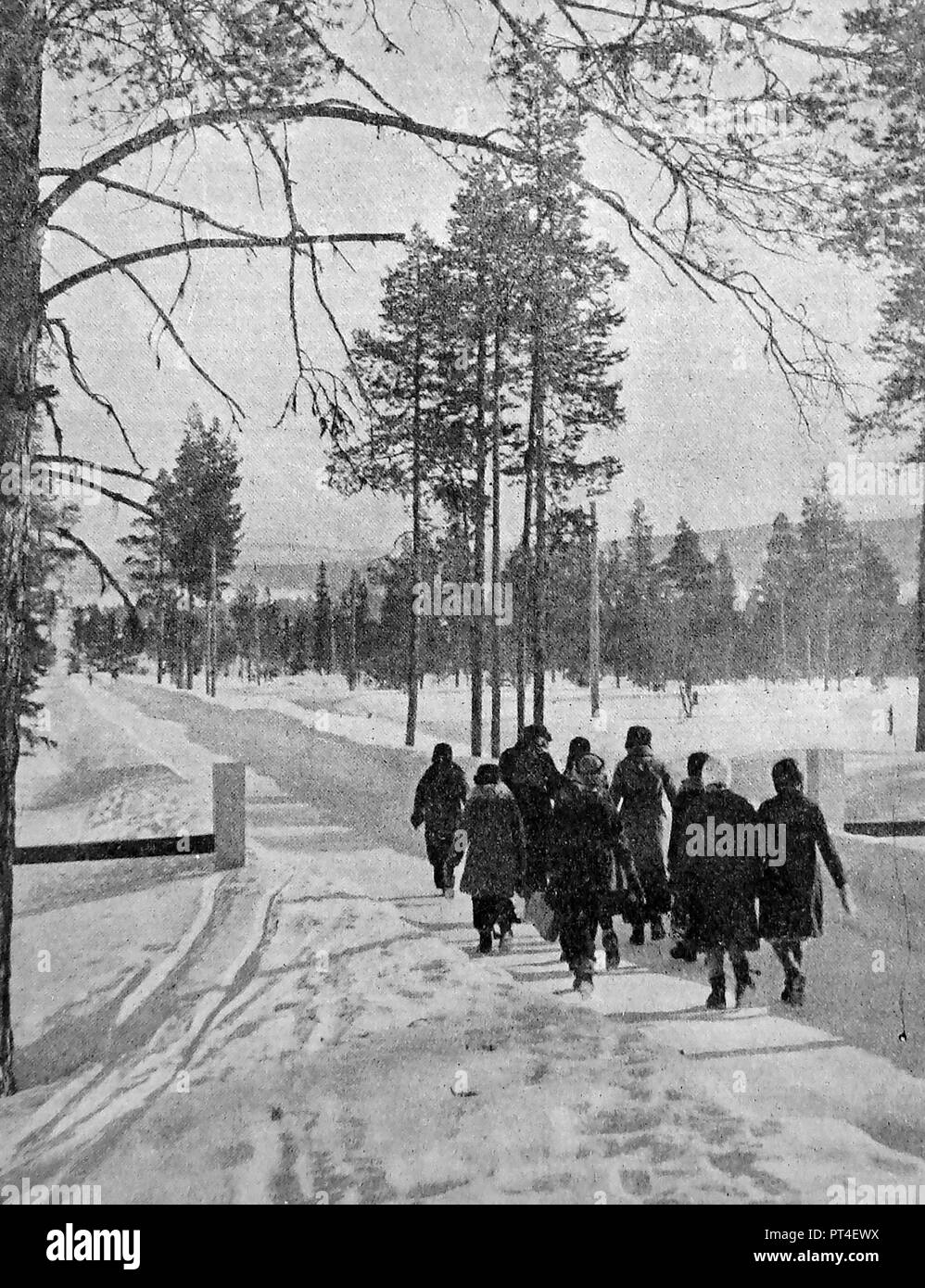 Bambini marciando a scuola in Lapponia da un ostello che approvvigiona per bambini provenienti da zone distanti - da un c1940's pubblicazione Foto Stock
