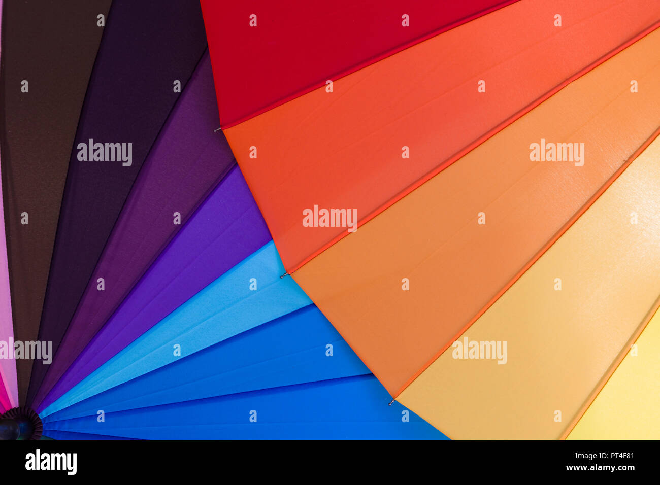 Geometrico astratto modello di triangolo in brillante arcobaleno di colori multipli Foto Stock