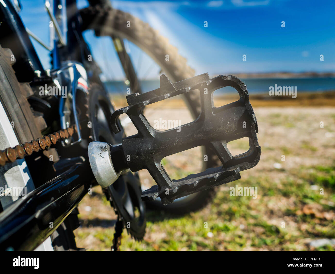 Pedale di bicicletta dettaglio con raggi di sole Foto Stock