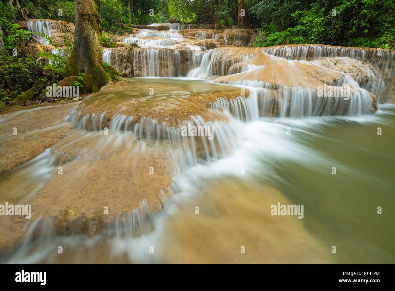 Flusso di acqua di fluire attraverso la roccia di Gae Fu cascata della provincia di Lampang, Thailandia Foto Stock