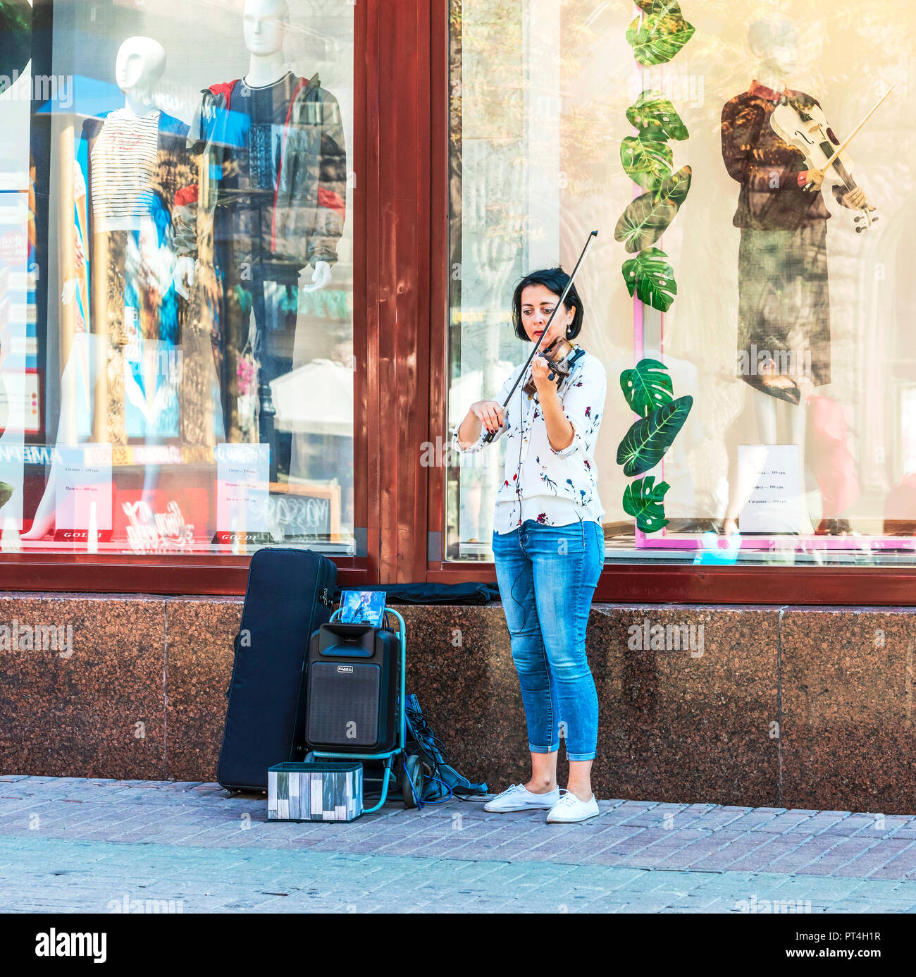 La persona suona un violino immagini e fotografie stock ad alta