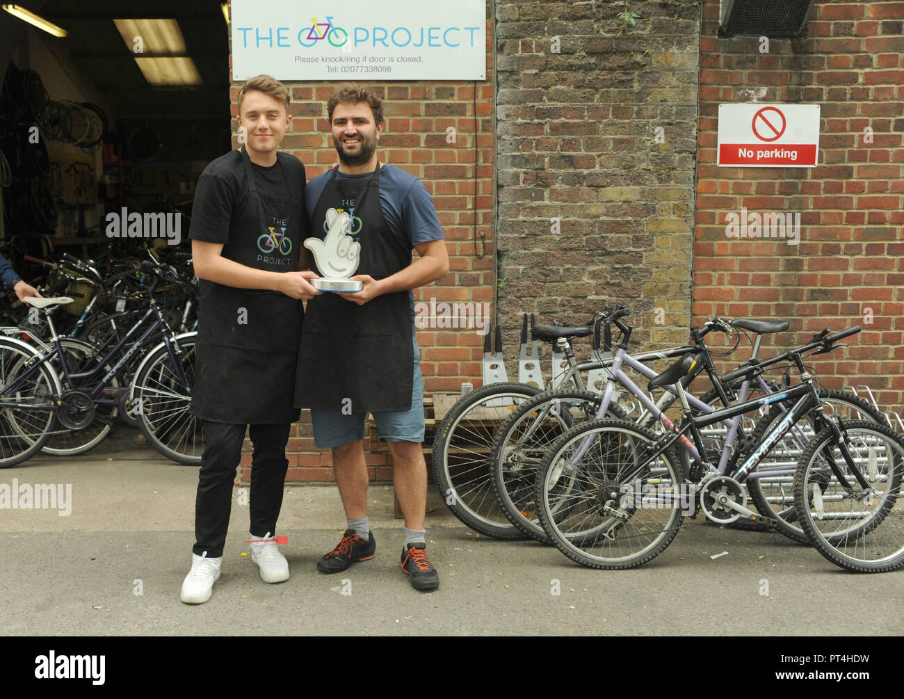Roman Kemp presenta una lotteria nazionale award per il personale e il proprietario del Bike Project a Londra, una carità che dona bici per aiutare le persone a muoversi e partecipare a colloqui di lavoro dotate di: Roman Kemp dove: Londra, Regno Unito quando: 04 set 2018 Credit: WENN.com Foto Stock
