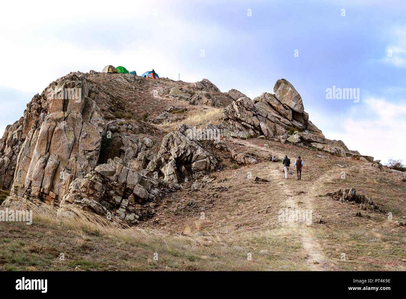 Avventurieri con tende sulla cima della montagna Foto Stock