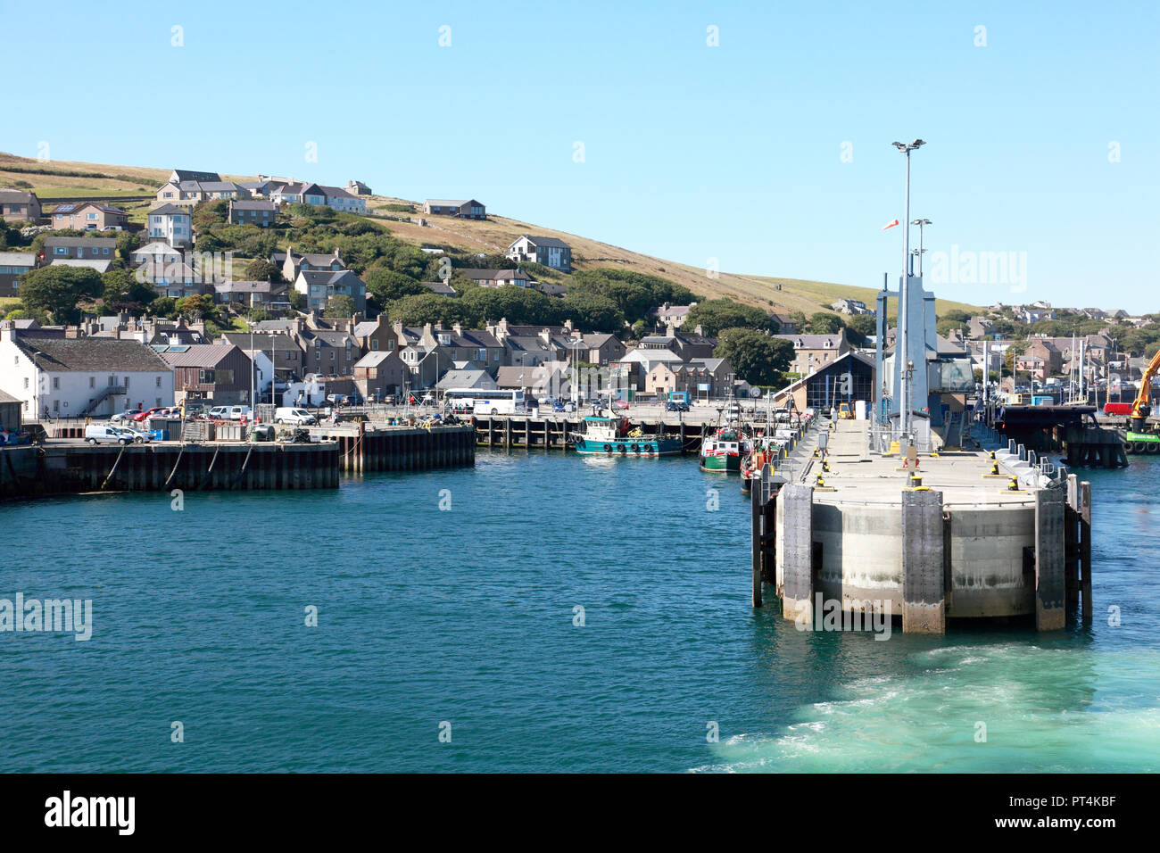 Lasciare il porto e la cittadina di Stromness nelle isole di Orkney in traghetto Foto Stock