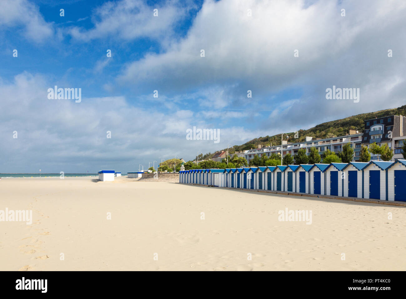 Spiaggia di Boulogn-sur-Mer, Francia, con righe di cabine da spiaggia Foto Stock