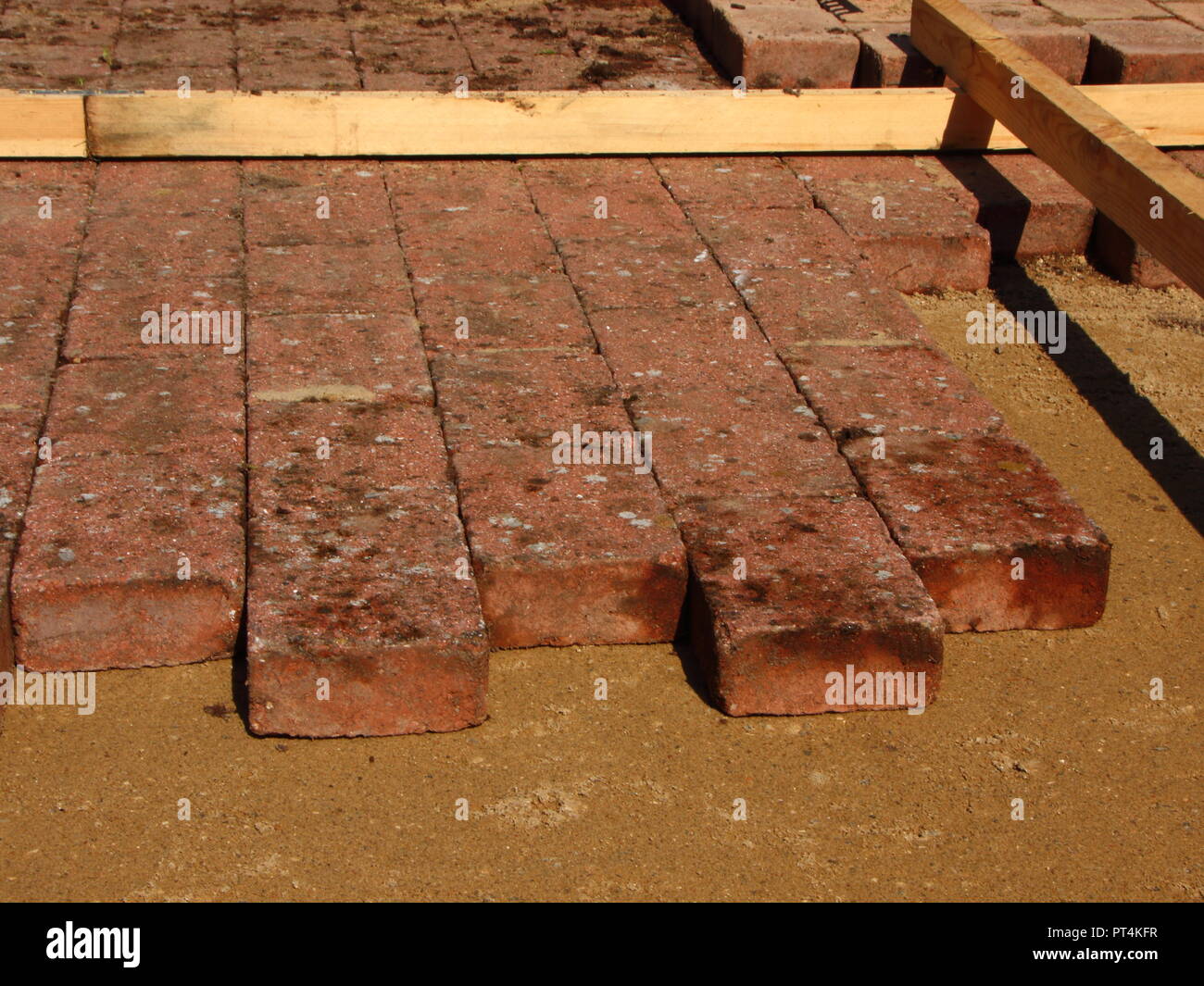 La costruzione di una terrazza con Red Outdoor piastrelle usurati. Home ristrutturazione miglioramento. Foto Stock