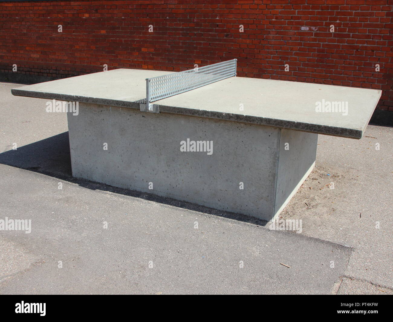 Solidi E Pesanti Outdoor Di Cemento Grigio Tavolo Da Ping