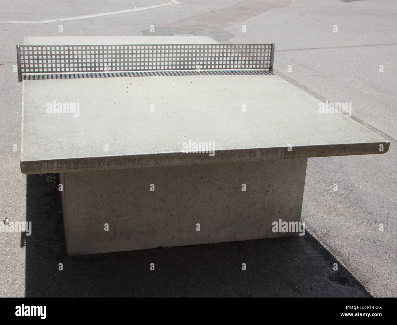 Solidi e pesanti Outdoor di cemento grigio Tavolo da Ping Pong con rete bianca su asfalto Foto Stock