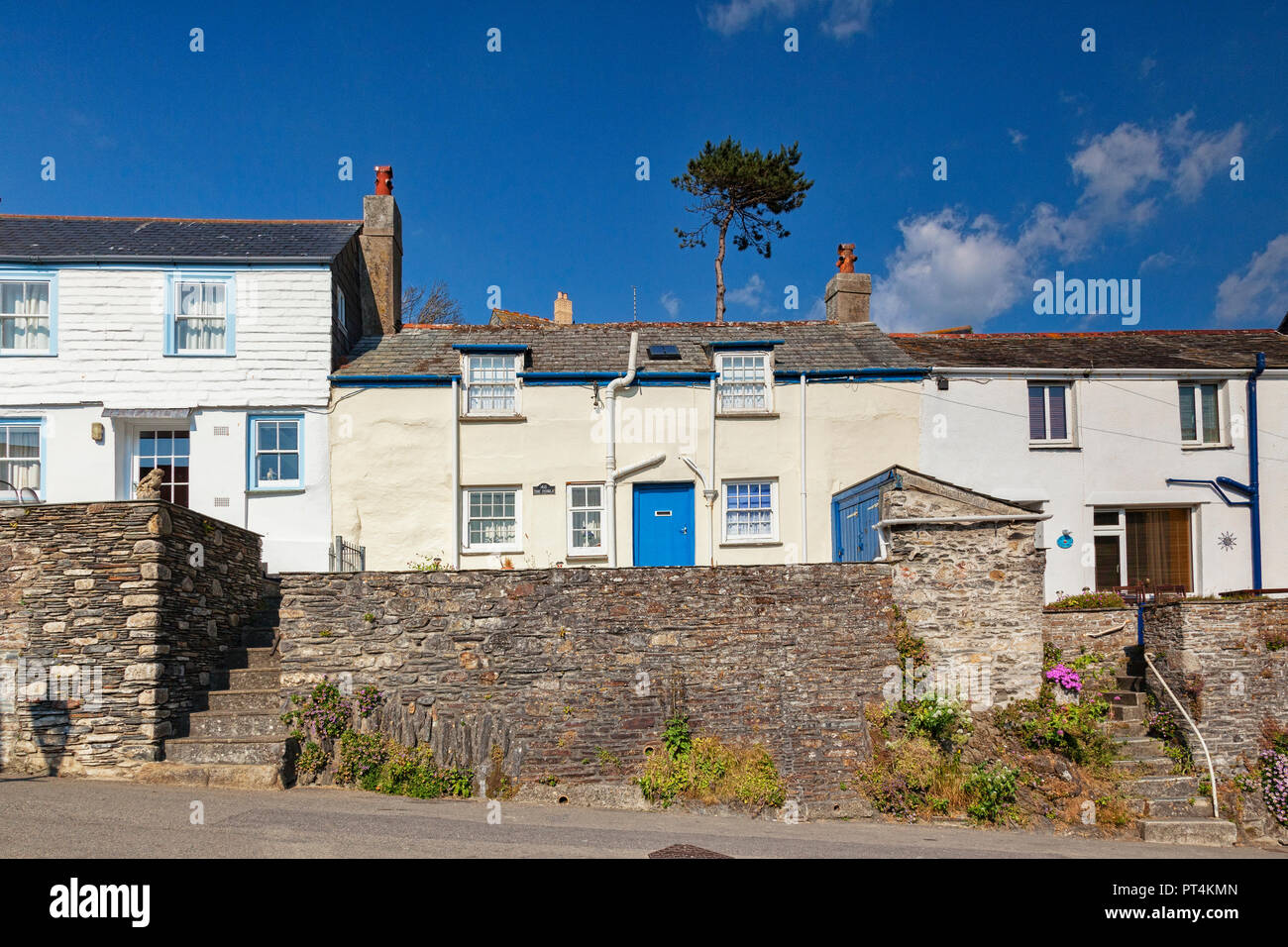 29 Giugno 2018: Port Isaac Cornwall Regno Unito - Fila di case a schiera nel villaggio, dove il Doc Martora serie TV è girato durante la canicola estiva. Foto Stock