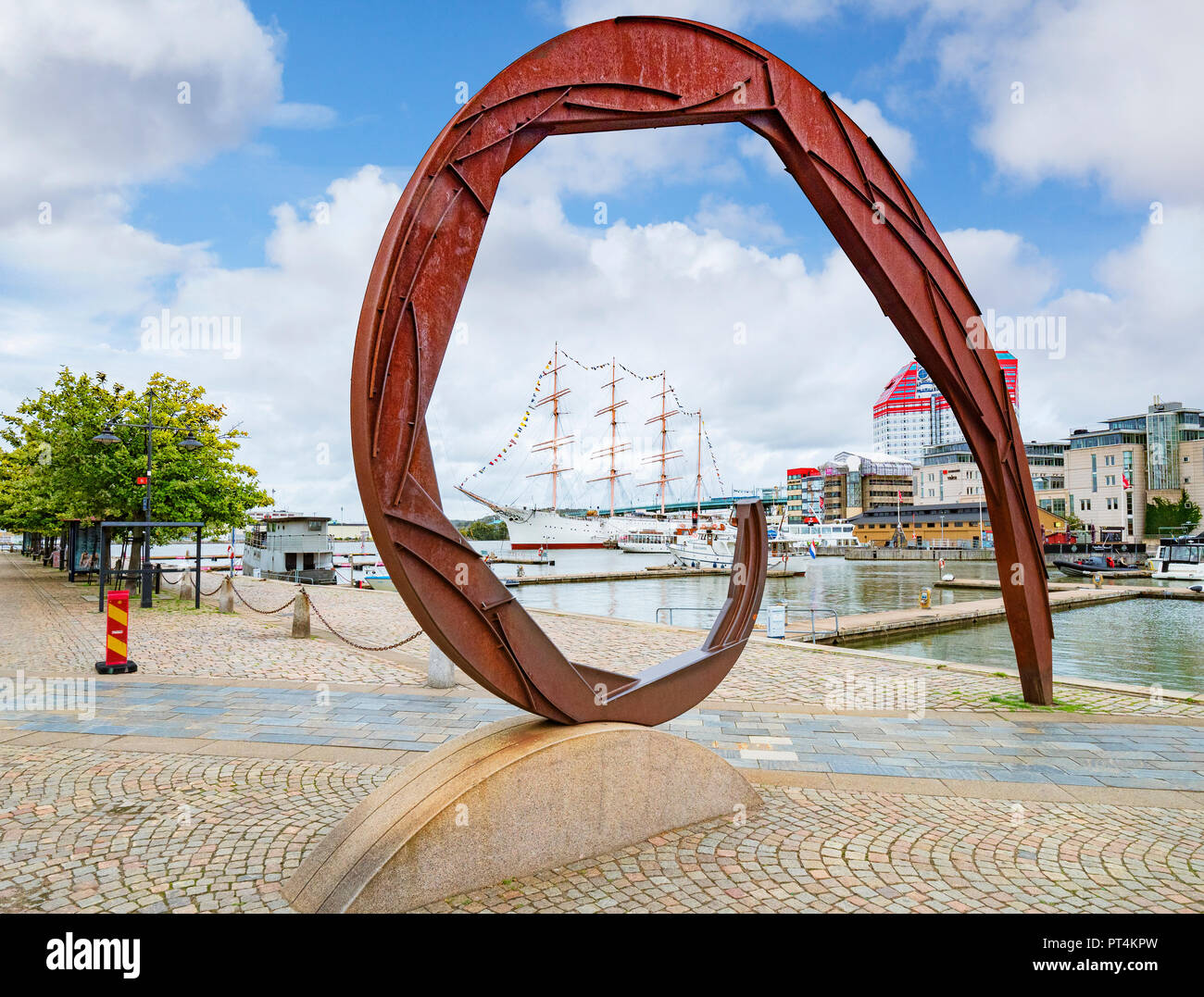 14 Settembre 2018: Gothenburg, Svezia - arte moderna a Lilla Bommens Torg, con una vista della piazza rigger presso il porto. Foto Stock