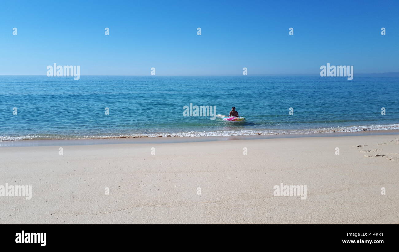 Uomo con galleggiante sul Alentejo costa a comporta, Portogallo Foto Stock