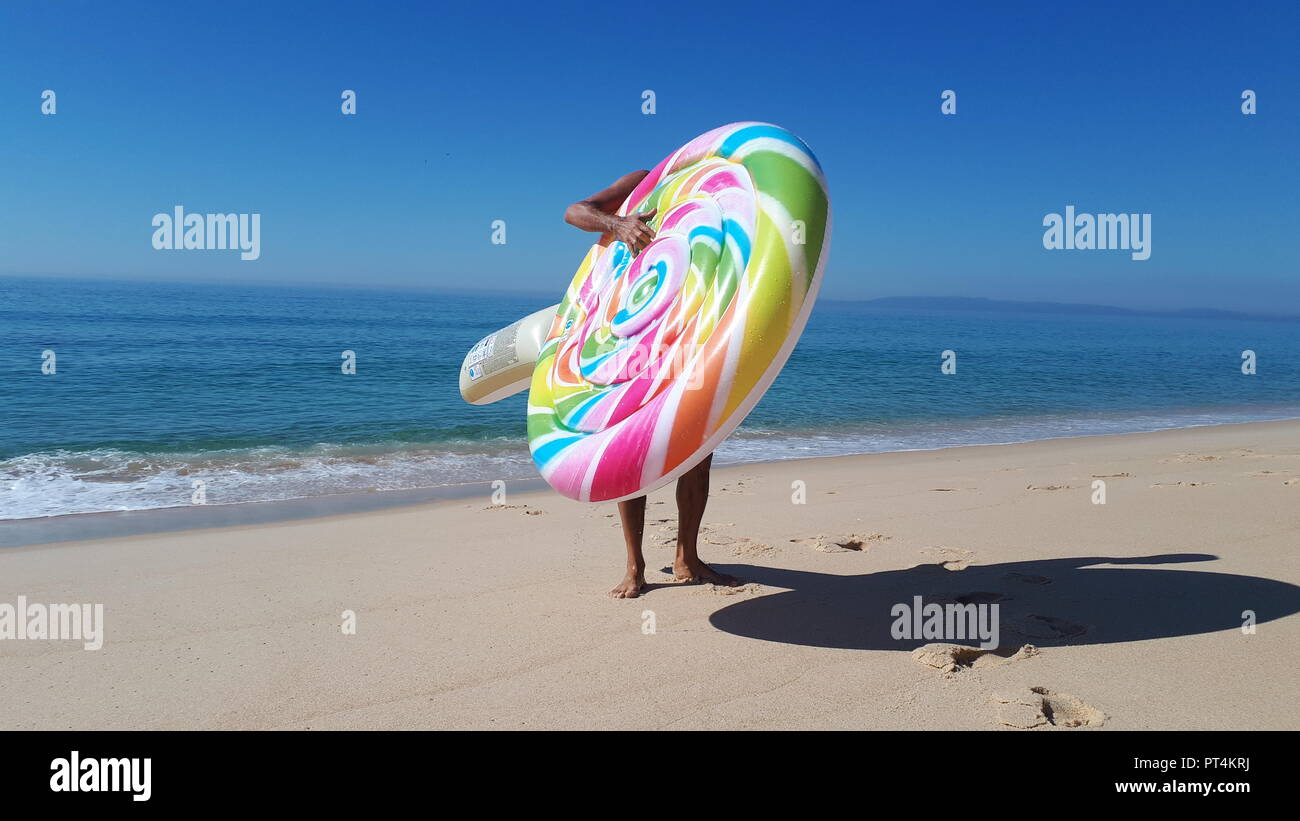 Uomo con galleggiante sul Alentejo costa a comporta, Portogallo Foto Stock