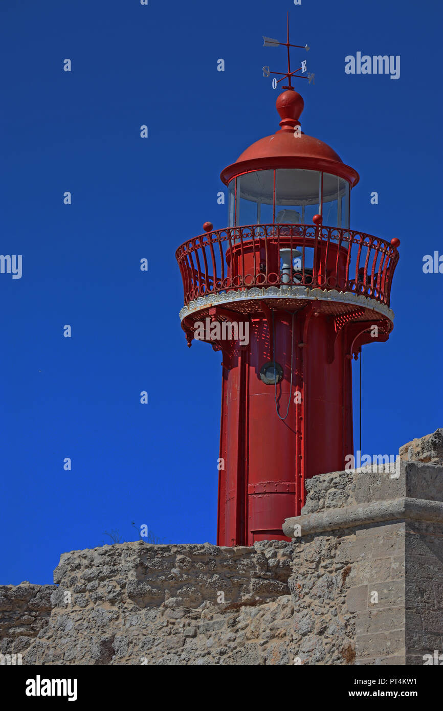 Il faro di Figueira da Foz è stato costruito nel 1968 ed è situato all'estremità nord del frangiflutti all'entrata del fiume Mondego. Foto Stock