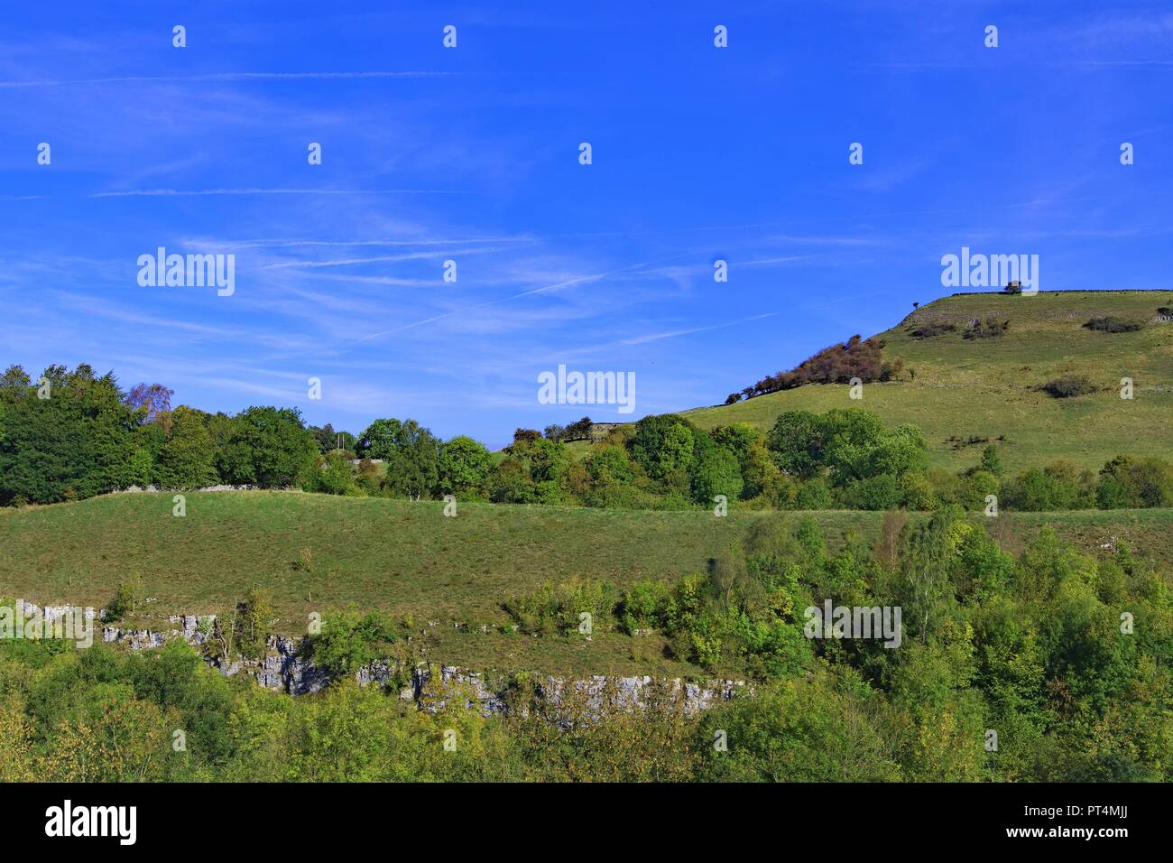 La cattura di un bel cielo blu giorno nel distretto di picco del Derbyshire, lungo il sentiero Monsal. Foto Stock