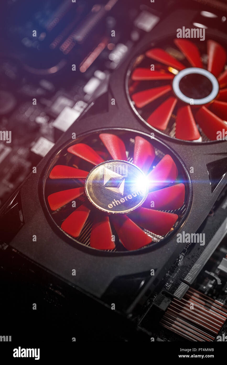 Ethereum e scheda video, close-up. Cryptocurrency concetto di data mining con golden ethereum Foto Stock
