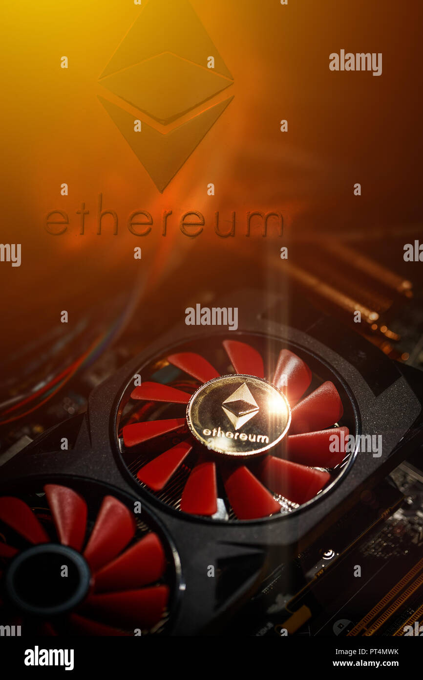 Cryptocurrency concetto di data mining closeup con golden ethereum sulla parte superiore di un computer performante scheda video Red fans Foto Stock