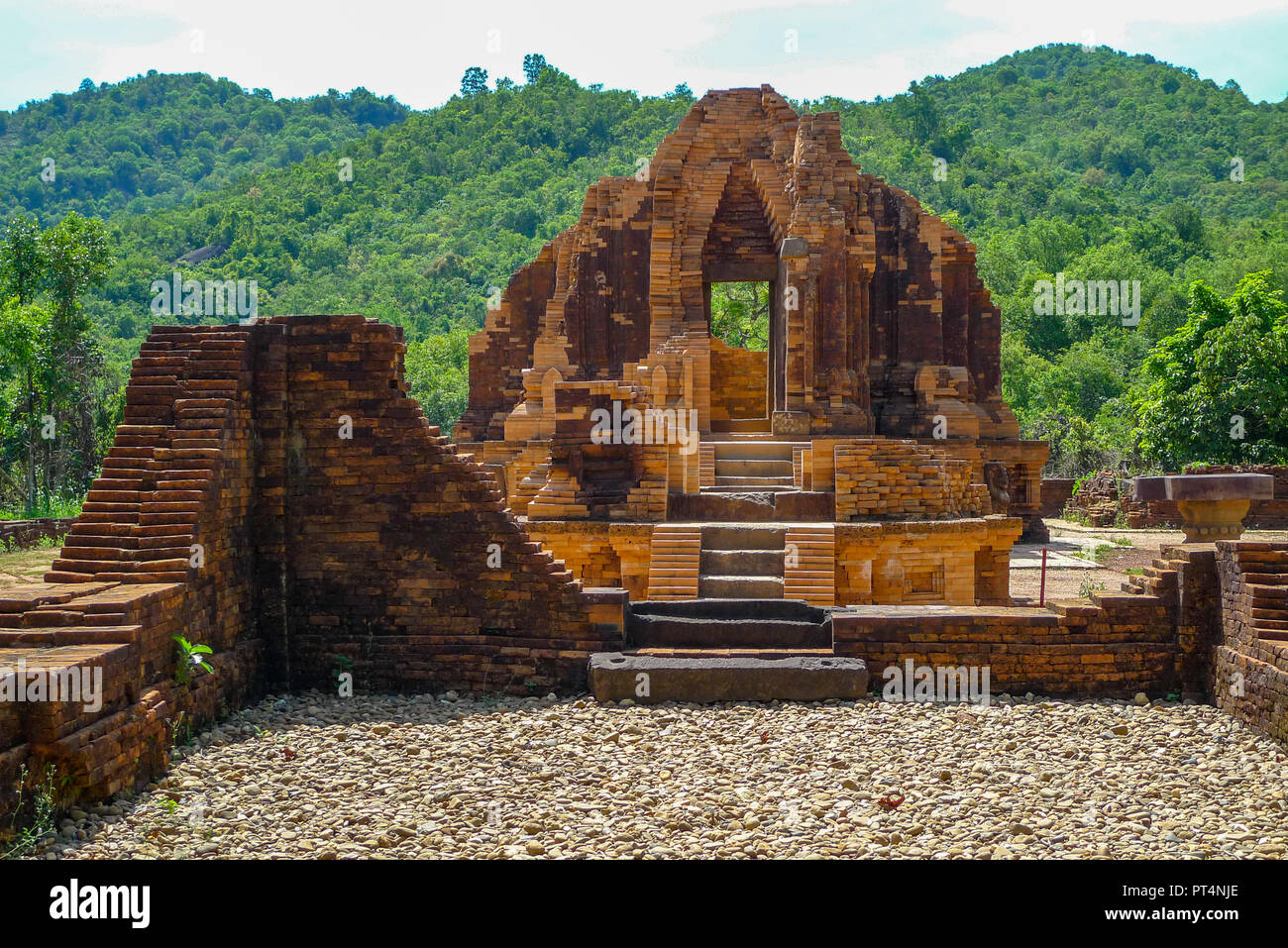 Un parzialmente restaurato edificio del tempio a mio figlio, un sito Patrimonio Mondiale dell'UNESCO in Vietnam Foto Stock