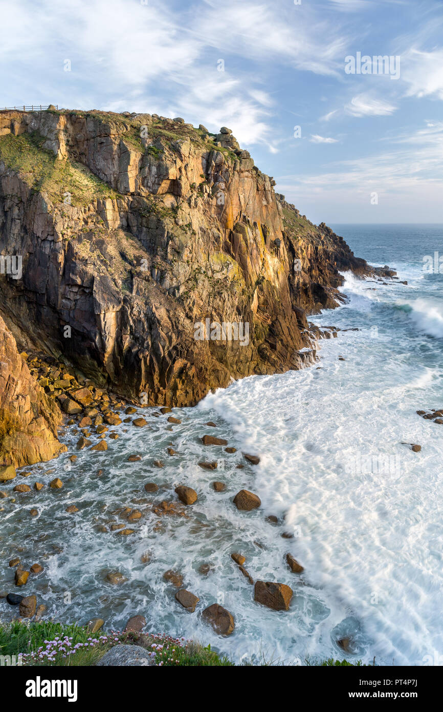 Scogliere a picco sul mare, Land's End, Cornwall Foto Stock