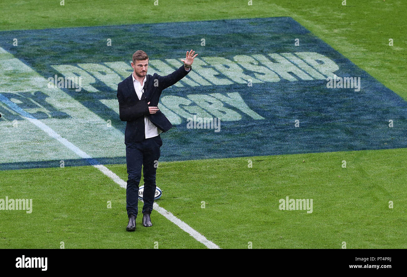 Rob Horne, che ha sofferto di una carriera che termina il pregiudizio nell'ultimo Midlands derby match tra Northampton santi e di Leicester, colloca il match ball per il kick off durante la Premiership Gallagher corrispondono a Twickenham Stadium di Londra. Foto Stock