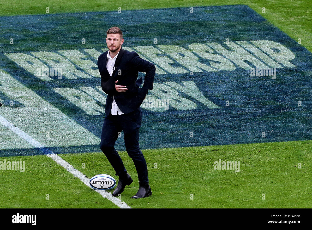 Rob Horne, che ha sofferto di una carriera che termina il pregiudizio nell'ultimo Midlands derby match tra Northampton santi e di Leicester, colloca il match ball per il kick off durante la Premiership Gallagher corrispondono a Twickenham Stadium di Londra. Foto Stock