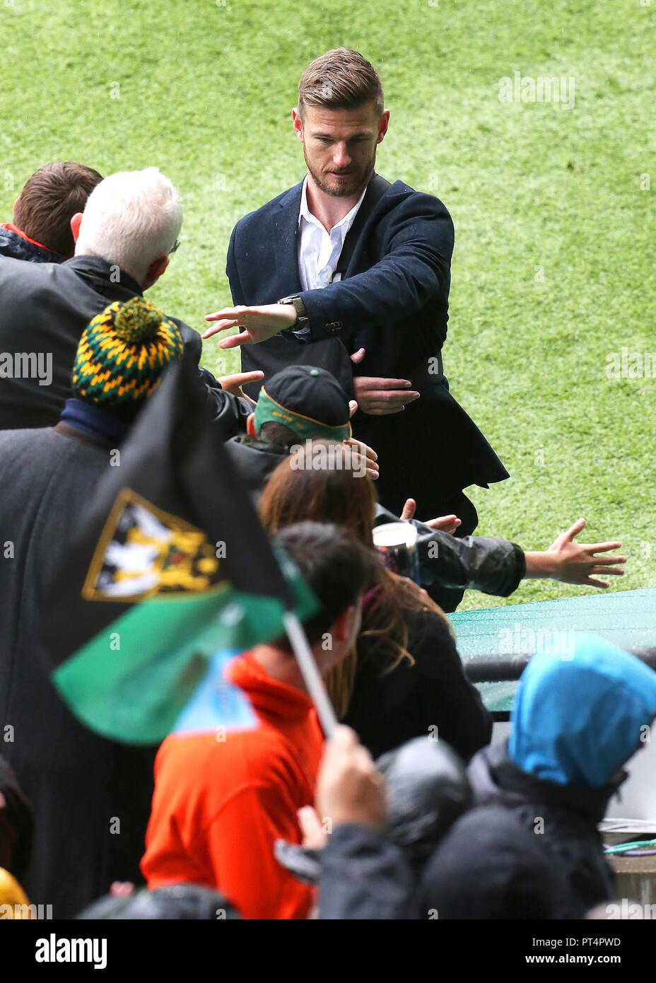 Rob Horne, che ha sofferto di una carriera che termina il pregiudizio nell'ultimo Midlands derby match tra Northampton santi e di Leicester, saluta i fan come egli lascia il passo dopo il posizionamento del match ball per il kick off durante la Premiership Gallagher corrispondono a Twickenham Stadium di Londra. Foto Stock