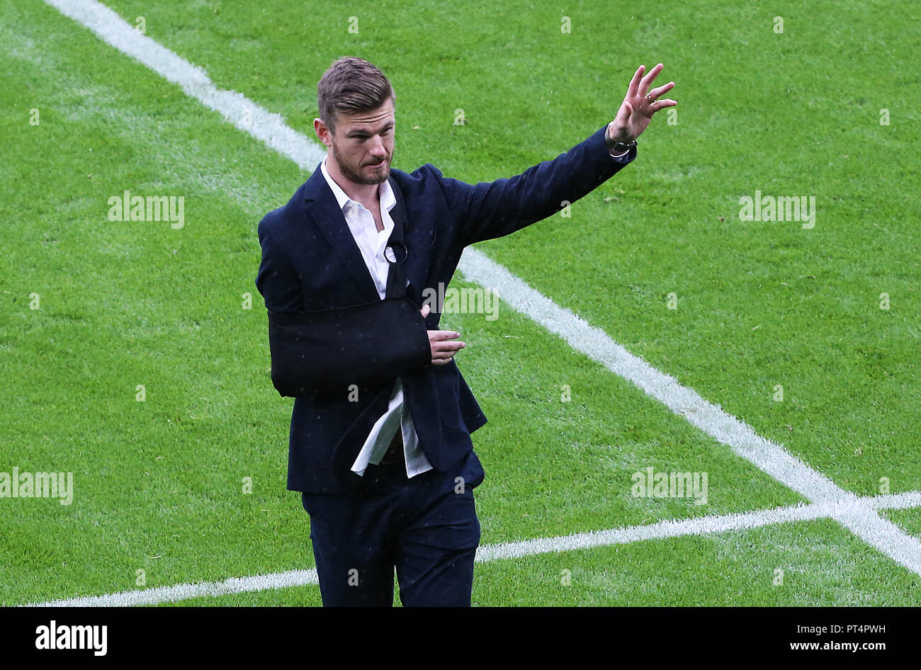 Rob Horne, che ha sofferto di una carriera che termina il pregiudizio nell'ultimo Midlands derby match tra Northampton santi e di Leicester, colloca il match ball per il kick off durante la Premiership Gallagher corrispondono a Twickenham Stadium di Londra. Foto Stock
