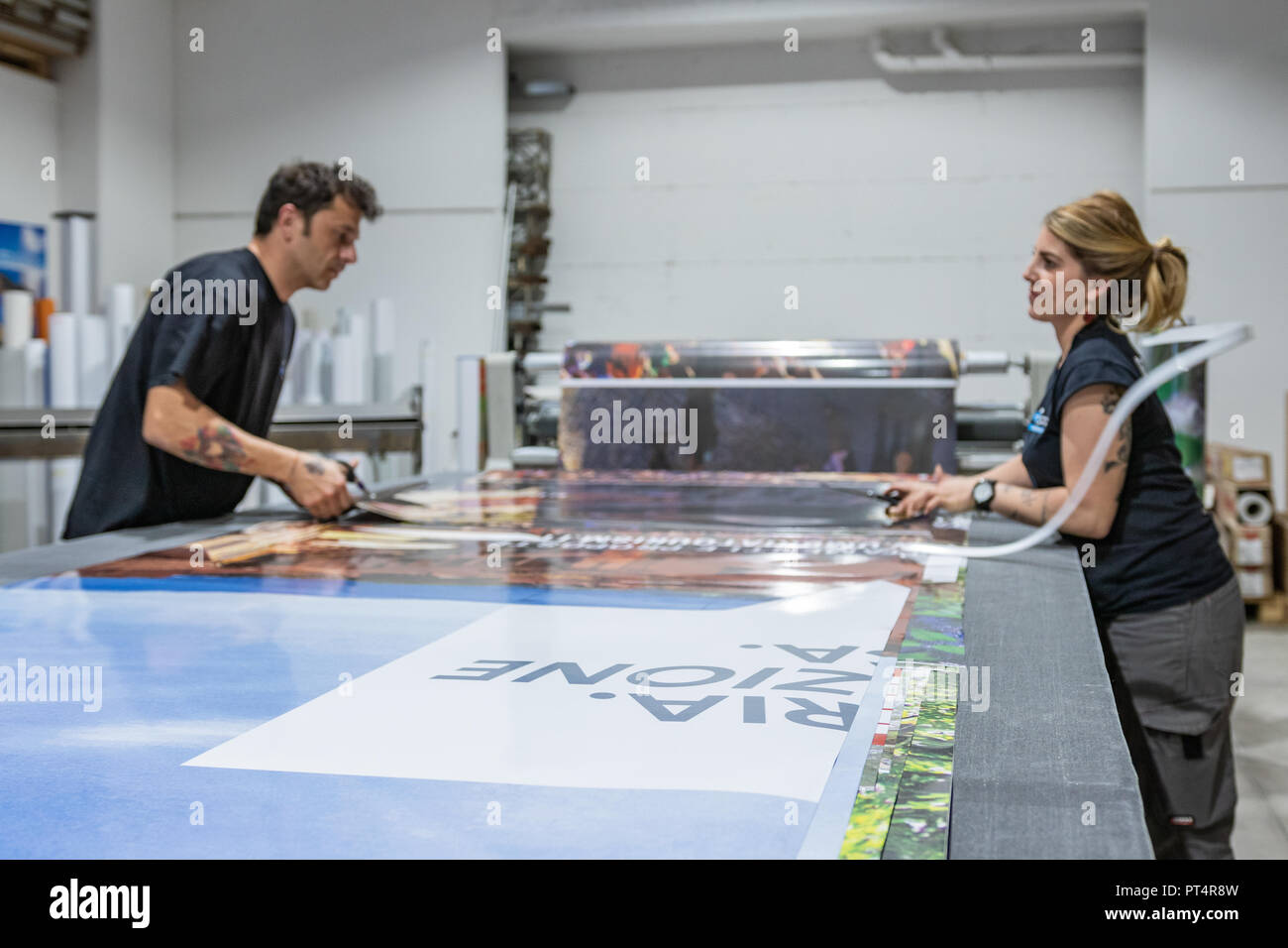 Roma, Italia, Settembre 30, 2018. Leggi europee interessano l'industria manifatturiera italiana, in particolare il settore della stampa. I giovani lavoratori lottando. Foto Stock