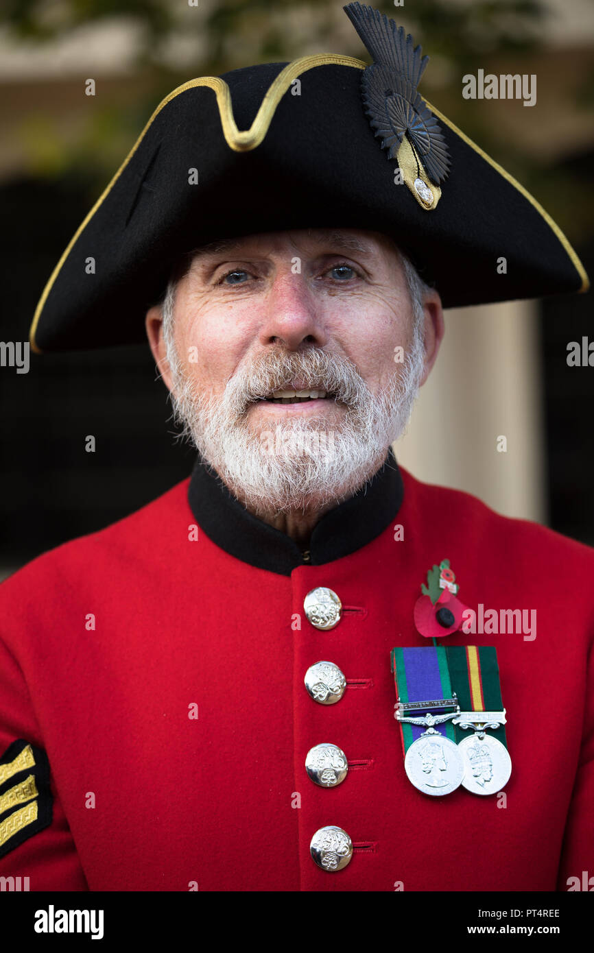 Chelsea titolare di pensione o di rendita che indossa la sua uniforme rosso e medaglie al Giorno del Ricordo Parade, Londra. Foto Stock