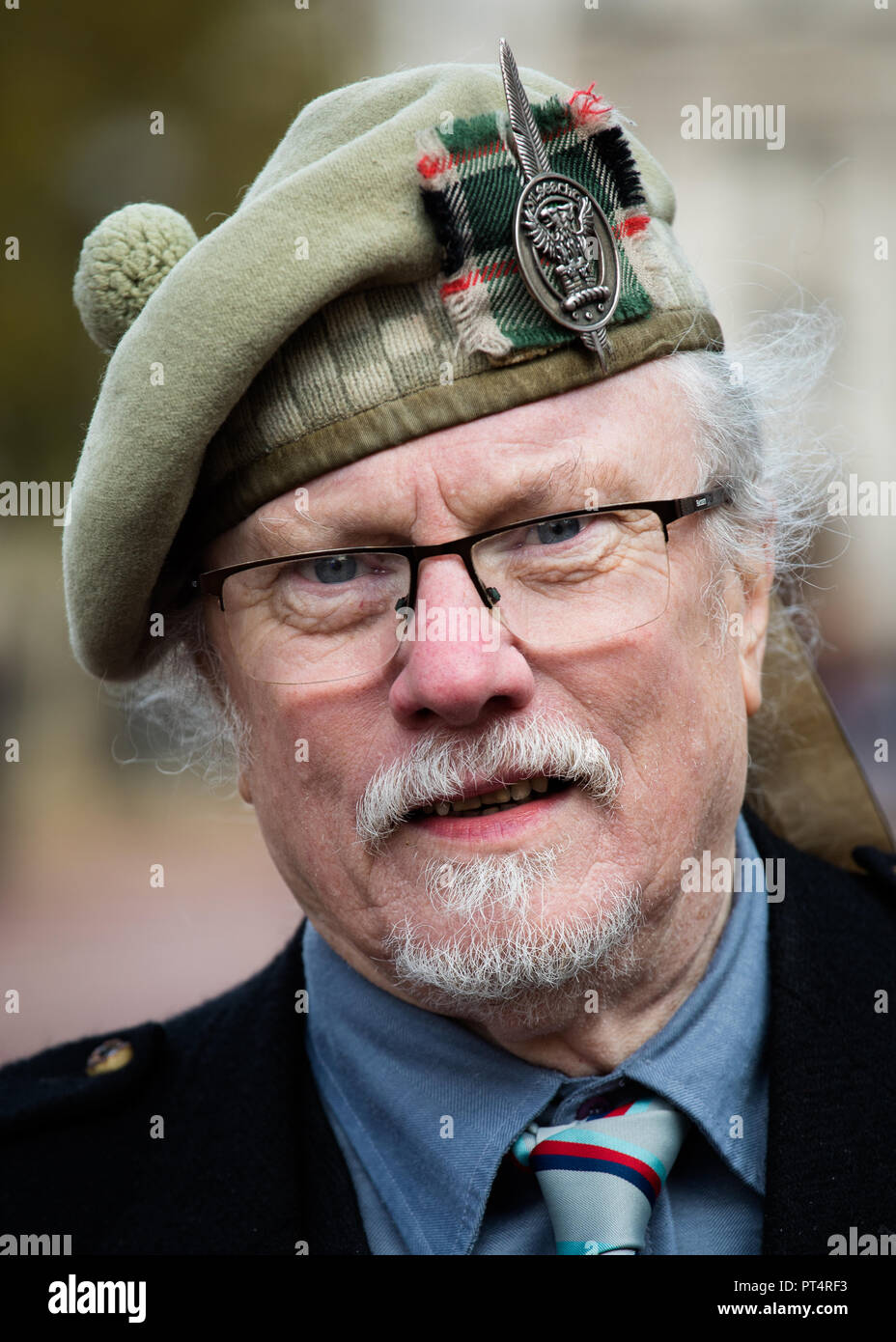 Il veterano scozzese indossa il suo cappello del reggimento al Giorno del Ricordo Parade, Londra. Foto Stock