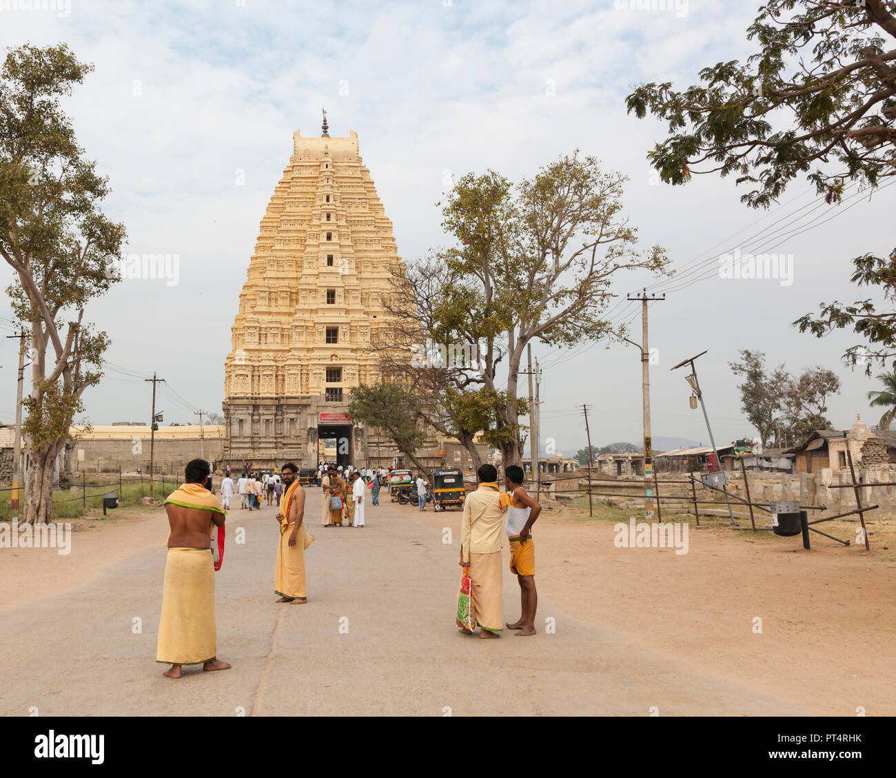Gruppo di turisti indiano vicino Sri Virupaksha tempio complesso, Hampi, India Foto Stock