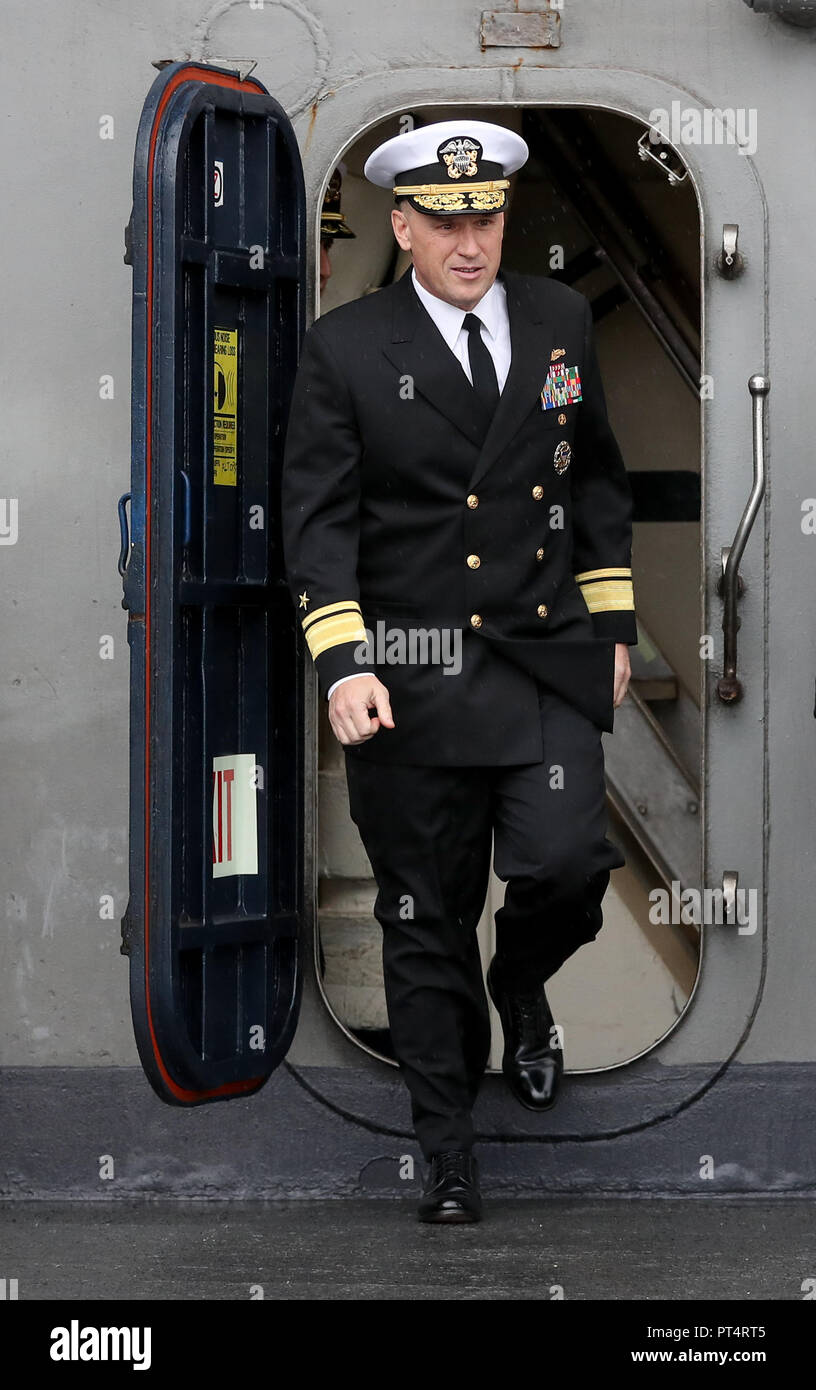 L'ammiraglio posteriore Eugene H. gene Black, Comandante, Carrier Strike Group 8, sul ponte di volo della portaerei statunitense di classe Nimitz USS Harry S. Truman, dopo il suo arrivo nella baia di Stokes, Hampshire, durante una visita a Portsmouth. Foto Stock